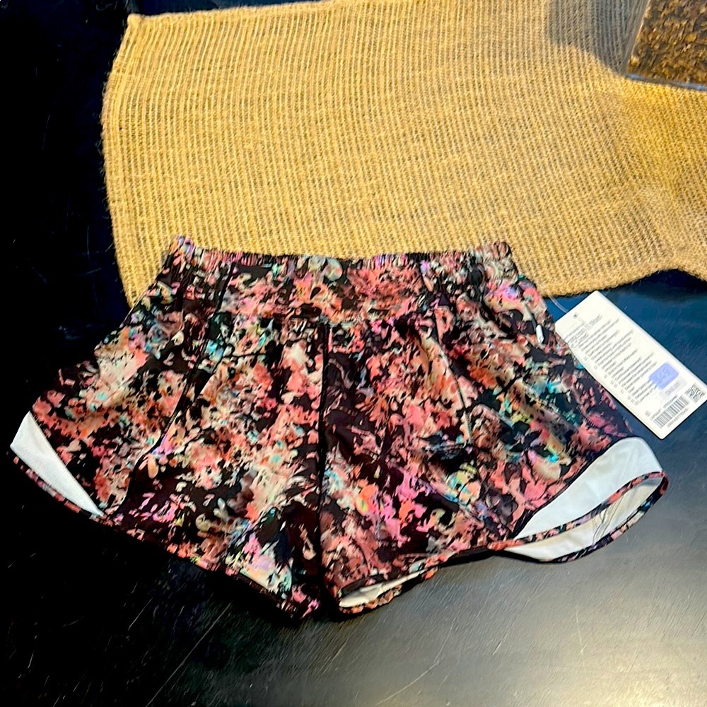 Lululemon size 6 shorts hotty hot 4”